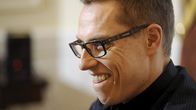 Alexander Stubb kuvattuna virka-asunnollaan Kesärannassa Helsingissä 14. joulukuuta, ennen pääministerin haastattelutunti -radiolähetystä Ylen Radio Suomessa.