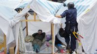 Poliisit purkavat telttaleirejä Hongkongissa.