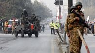 Pakistanin armeijan sotilaat kokoontuvat terrori-iskun kohteeksi joutuneen koulun edustalla.