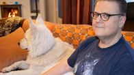 Jukka Severi Mäkinen ja Harkku-koira istuvat sohvalla.