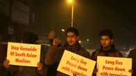 Kashmirilaisia opiskelijoita kynttilämielenosoituksessa Talibania vastaan Srinagarissa keskiviikkona.