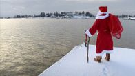 Joulupukki tähystää merelle Helsingissä.
