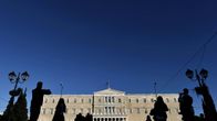 Ihmisiä Kreikan parlamentin edustalla Ateenassa 17. joulukuuta 2014.