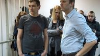 Aleksei Navalnyi (oik.) kuvattuna veljensä Olegin kanssa oikeudessa Moskovassa 30. joulukuuta 2014.