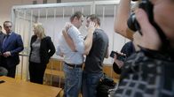 Aleksei (vasemmalla) ja Oleg Navalnyi halasivat tuomion kuulemisen jälkeen oikeustalolla Moskovassa tiistaina.