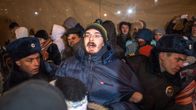 Poliisi piti kiinni opposition kannattajaa mielenosoituksessa Moskovassa tiistaina.
