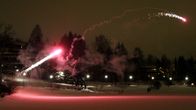 Ilotulitusraketteja ammutaan.