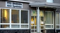 Helsingin yliopistollisen keskussairaalaan (HYKS) Silmäklinikan sisäänkäynti ennen uudenvuoden juhlinnan ja ilotulitusraketttien ampumisen alkua Helsingissä 31. joulukuuta 2014.