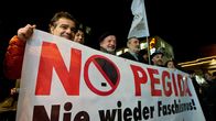 Vastamielenosoittajia islamia vastustavaa Pegida-liikettä vastaan Stuttgartissa, Saksassa 5. tammikuuta.