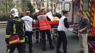 Palomiehet kantoivat uhria ambulanssiin keskiviikkona Pariisissa.