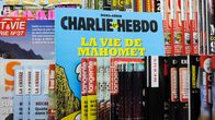 Charlie Hebdo erikoispainos lehtimyyntihyllyssä.