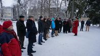 Ihmisiä koolla lumisessa puistossa