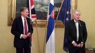 Britannian ulkoministeri  Philip Hammond (vas.) ja Suomen ulkoministeri Erkki Tuomioja torstaina 8. tammikuuta.