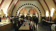 Helsingin Esplanadilla nykyisin kahviona toimivassa, silloisessa pankissa, velkainen Sibelius kävi kinuamassa usein lisää rahaa.