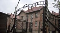 Auschwitz-Birkenaun pääportti.