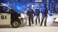 Tuntematon mies surmasi  kaksi henkilöä teräaseella Oulun Itä-Tuirassa sijaitsevassa pubissa.