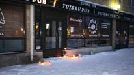 Kynttilöitä Tuisku-pubin edustalla Oulun Tuirassa 15. tammikuuta 2015. 
