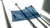 Lippu puolitangossa Euroopan komission Berlaymont-rakennuksen edessä. 
