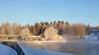 Kajaanin linnanrauniot pakkaspäivänä, Kajaaninjoesta nousee utua.