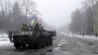 Ukrainalainen miehistönkuljetusvaunu Debaltsevon kadulla.
