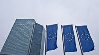 Pilvenpiirtäjä ja kolme EU-lippua.