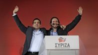 Syriza-puolueen puheenjohtaja Alexis Tsipras ja espanjalaisen Podemosin puheenjohtaja Pablo Iglesias tervehtivät kannattajiaan Ateenassa 22. tammikuuta.