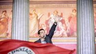 Syriza-puolueen puheenjohtaja Alexis Tsipras tervehtii kannattajiaan 25. tammikuuta.