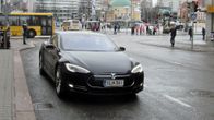 Tesla-sähköauto toimii taksina