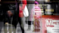 Lapsen ja aikuisten kuva heijastuu ikkunasta