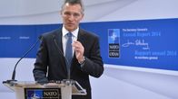 Stoltenberg puhuu lehdistötilaisuudessa