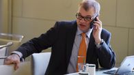 Juha Sipilä eduskunnan kahvilassa.