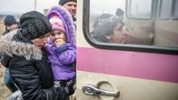 Ukrainan pakolaiset jonottavat bussiin Artemicskissa.