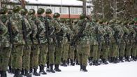 Varusmiehiä marssimassa.