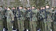 Varusmiehiä seisomassa.