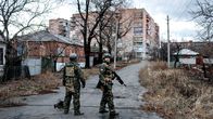 Ukrainalaiset sotilaat partioivat Debaltsevessa.
