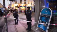 Poliiseja Powerplay -internetkahvilan ulkopuolella sunnuntaina.