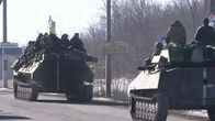 Ukrainan hallituksen joukkojen panssariajoneuvoja vetäytymässä Debaltsevesta.