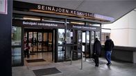Seinäjoen keskussairaalan pääsisäänkäynti.