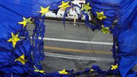 Osiitain poltettu EU-lippu.