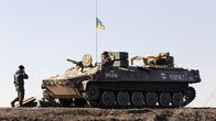 Ukrainalaisten panssaroitu miehistönkuljetusvaunu tarkastuspisteessä lähellä Rotyn kylää.