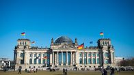 Saksan parlamentti, Bundestag, keväisessä kuvassa.