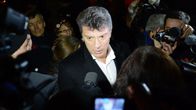 Oppositiopoliitikko Boris Nemtsov lehdistön ympäröimänä Moskovassa 5. joulukuuta 2012.