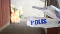 Etualalla poliisin eristysnauha. Takana muistokynttilöitä.
