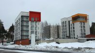 Joensuun Ellin uudet toimitilat (kattohuoneisto, jota reunustaa keltaoranssi parveke) Kimpikuja 3:ssa  ovat herättäneet keskustelua.