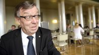 Kansanedustaja Kari Rajamäki 10. maaliskuuta eduskunnan kahviossa.