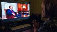 Nainen katsoi ”Krim – tie kotimaahan” -dokumenttia sunnuntaina Moskovassa.