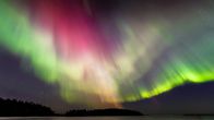 Taipalsaarelainen luontokuvaaja ikuisti näyttävät revontulet Saimaan yllä.