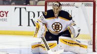 Tuukka Rask torjuu. 