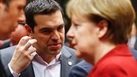 Kreikan pääministeri Alexis Tsipras ja Saksan liittokansleri Angela Merkel keskustelevat Italian pääministerin Matteo Renzin kanssa EU:n huippukokouksessa 19. maaliskuuta.