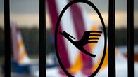 Lufthansan logo ikkunassa, taustalla Germanwinsin koneita Kölnin lentoasemalla 16. lokakuuta 2014.